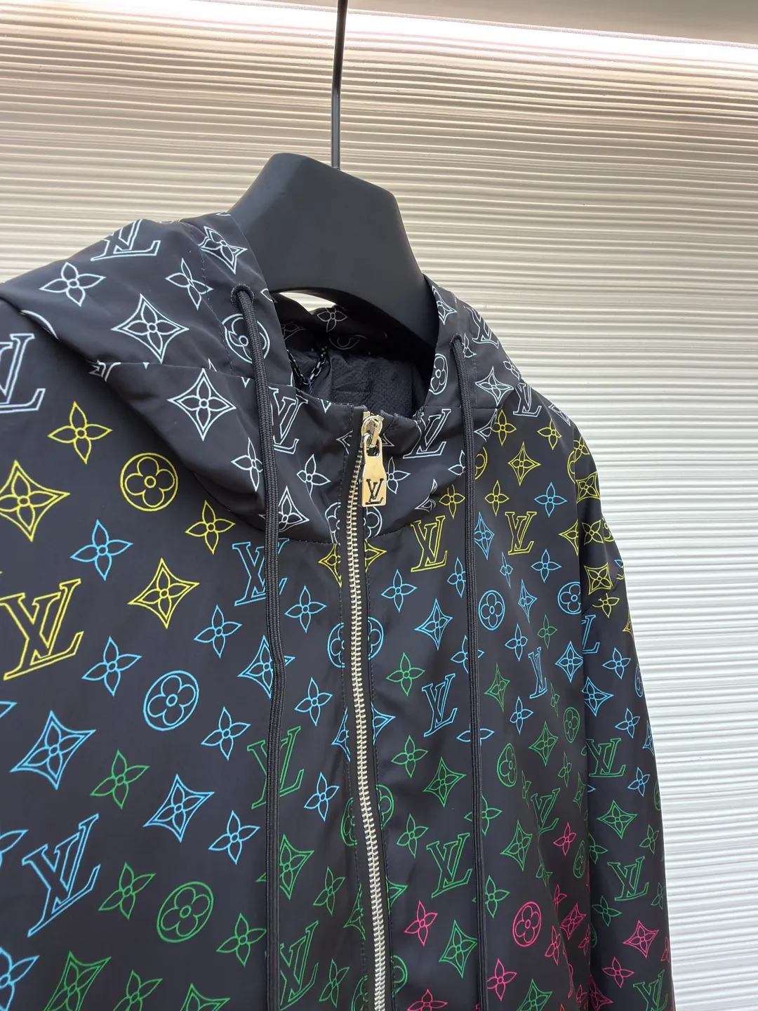 LOUIS VUITTON gradient logo jacquard jacket ●Original version: purchased and developed at 23099 ●Item number: 1680984-B25 ●Fabric: windproof technical fabric ●Technology: jacquard production ●Version: fitted version ●Weight: about 420 grams ●Size: S-M-L-XL ●Description: The whole piece of clothing was purchased for 23,900 ZP and disassembled. It is made of custom windproof jacquard technical fabrics and imported from Italy. It is decorated with Monogram printing throughout to render a subtle gradient effect. The placket is molded to customize the LV hollow letter zipper, the hooded drawstring design is molded to the hem, and the hem is molded to customize the LV letter logo adjustment buckle. It is truly a 1:1 copy. The overall wiring is straight and delicate, the fabric is comfortable and soft, and the color is consistent without color difference. It can be matched with the same style to create a fashionable look and control various occasions. Customized accessories, complete with three standards, same style for men and women!